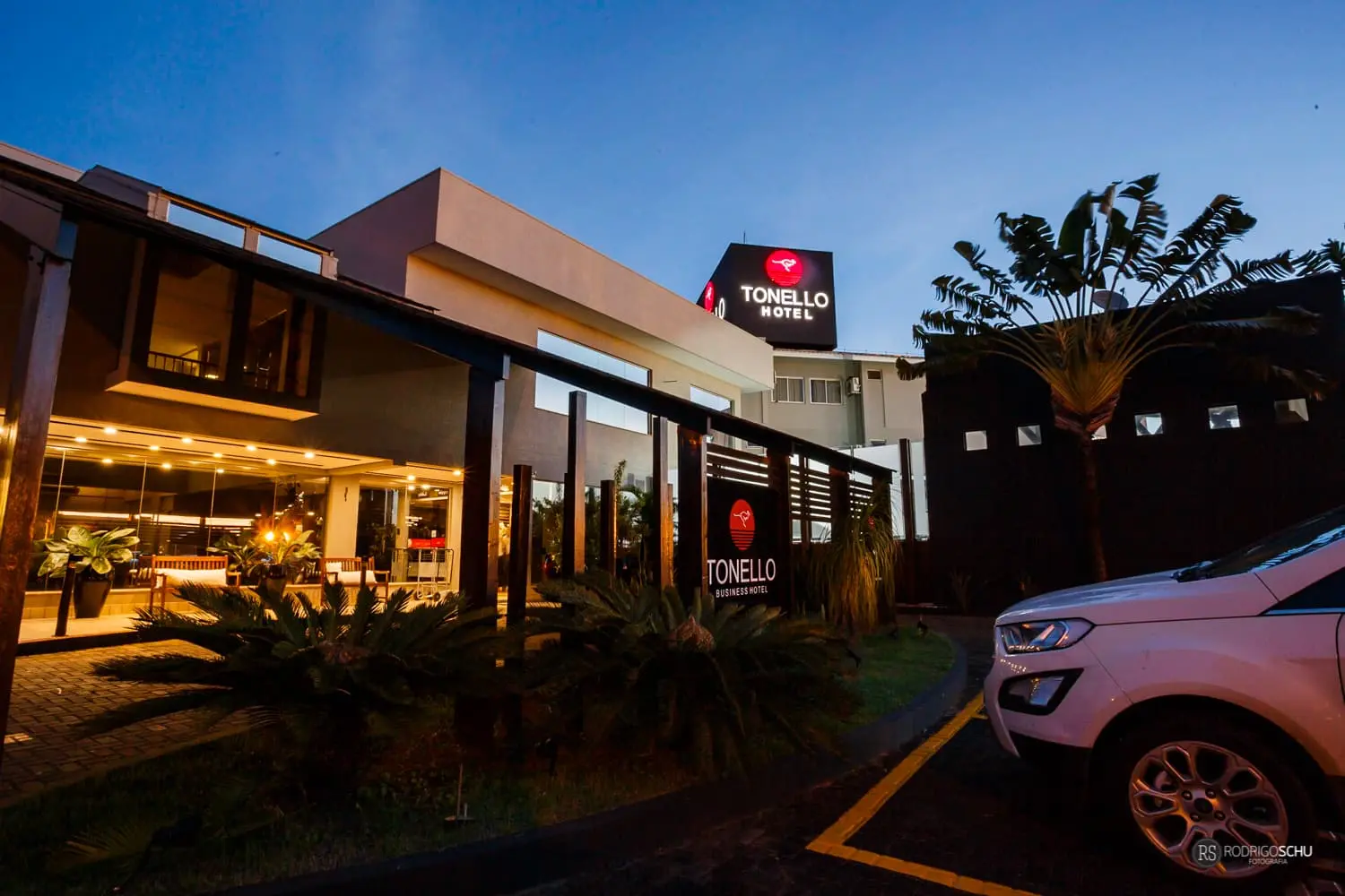 Fachada do Tonello Business Hotel ao entardecer